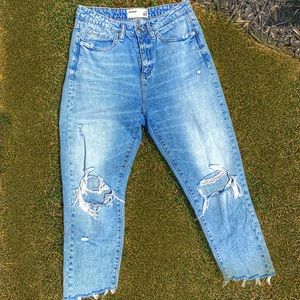 Distressed mom jeans (high-waisted)